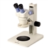 Microscópio Estereoscópico Binocular, Zoom de 0,7X até 3X , Aumento 7 X ~ 30X e  Iluminação Refletida 8W Fluorescente.