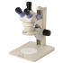 Microscópio Estereoscópico Trinocular, Zoom 0.7X ~ 3X, Aumento 7X até 30X, Iluminação Refletida a 8W Fluorescente.